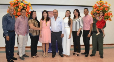 Ministerio de Educaci&oacute;n otorga medalla y diploma